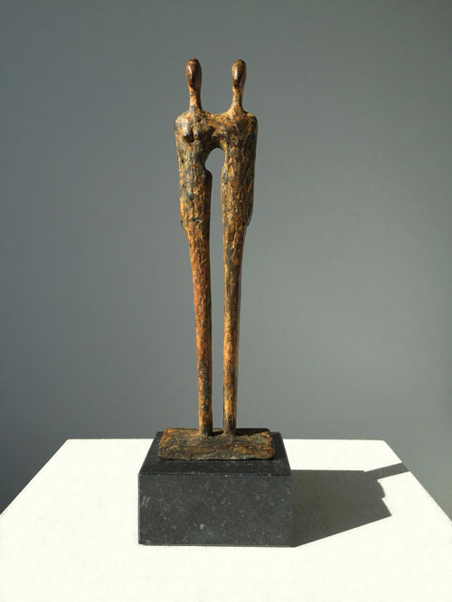 bronzen beeldje, gedenkbeeldje, man en vrouw, tussenin een leegte in de vorm van een kleinere mensfiguur