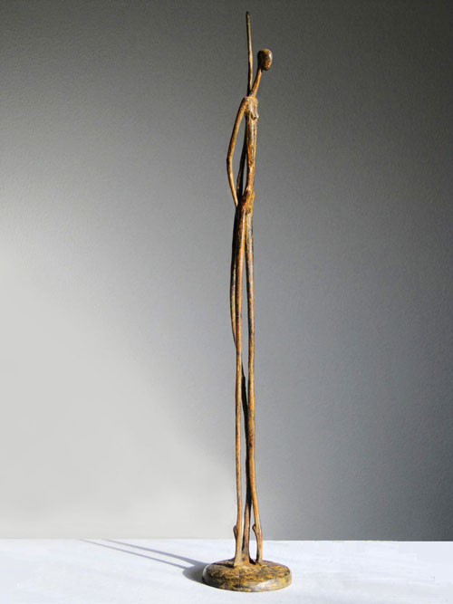 Bronzen beeldje, lange tengere vrouwenfiguur van kunstenaar Ragonda IJtsma