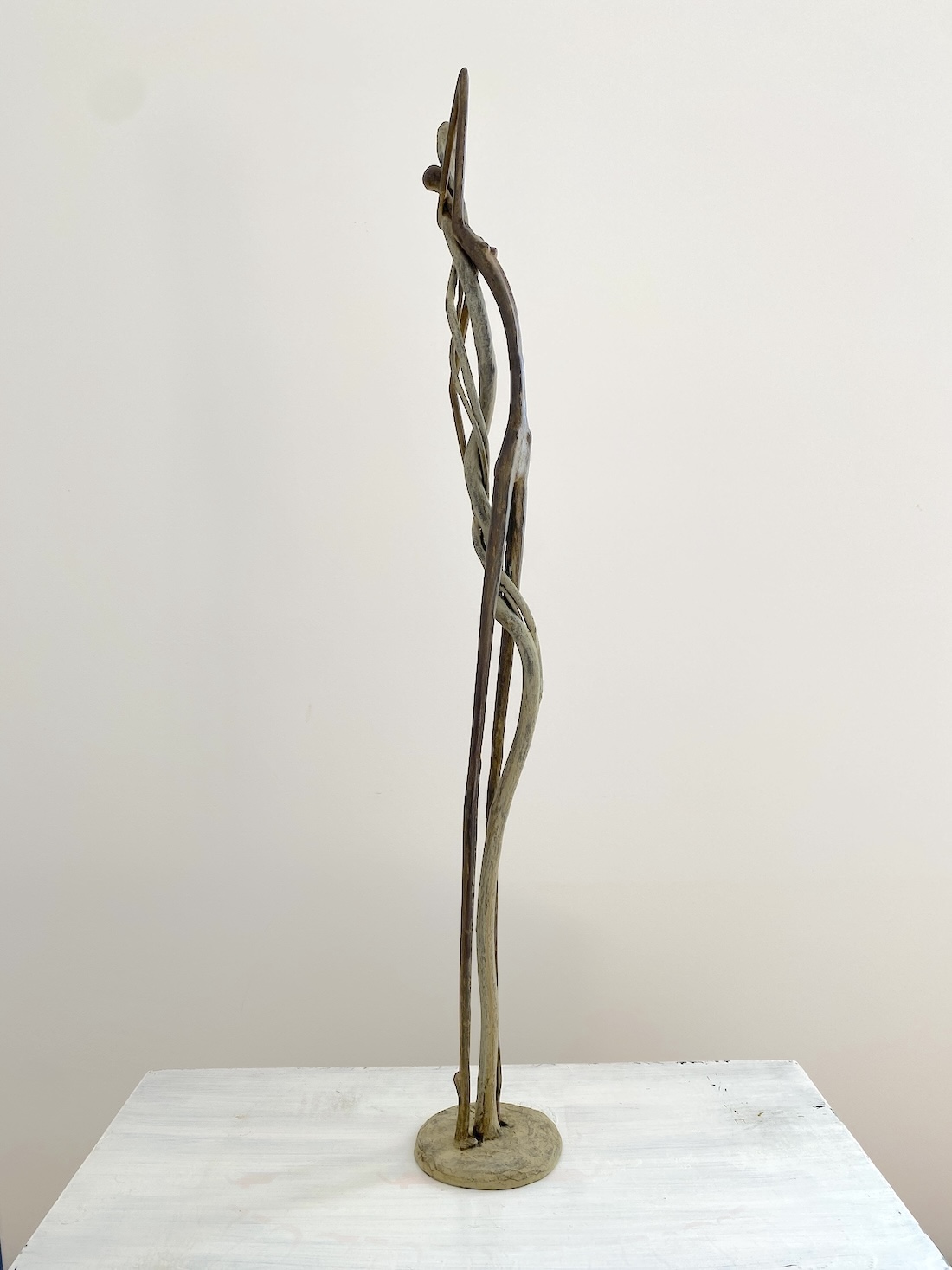 bronzen beeldje, bronsplastiek van een vrouw met tak, mens en natuur verenigd