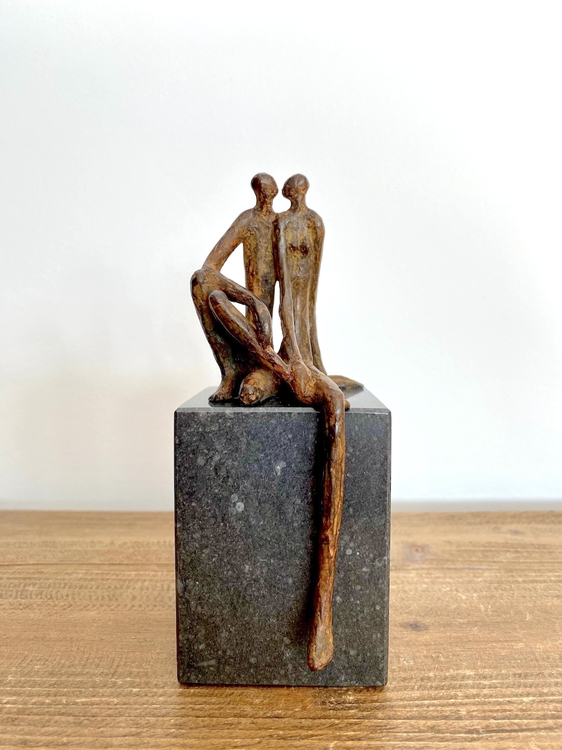 Bronzen beeldje, twee figuren, man en vrouw, liefde, relatie, huwelijk