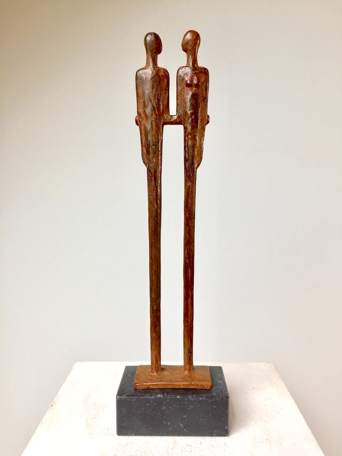 man en vrouw, beeld van brons, twee bronzen mensfiguren
