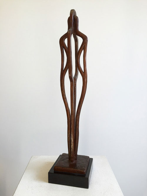 Abstract bronzen beeld met de contouren van man en vrouw