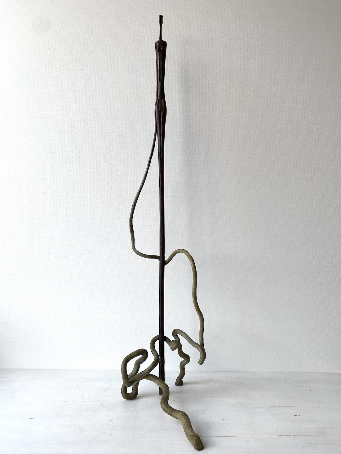 bronzen sculptuur, lange smalle vrouwenfiguur, thema: mens en natuur| kunstenaar Ragonda IJtsma