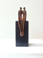 bronzen beeldje, twee mensen, thema liefde, cadeau voor een huwelijk of trouwdag van een echtpaar | Ragonda IJtsma beeldend kunstenaar