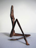 bronzen beeldje van een slanke vrouw, zittend