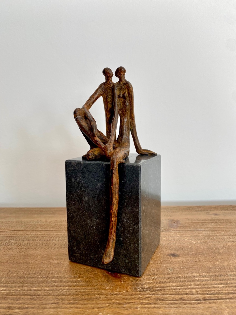 beeldje, man en vrouw, thema liefde, cadeau bij huwelijk, jubileum, trouwdag, 40 jaar getrouwd paar