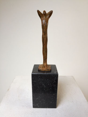 bronzen beeldje, nu genieten tijd voor jezelf, kleine sculptuur bij jubileum of pensioen Ragonda IJtsma kunstwerken