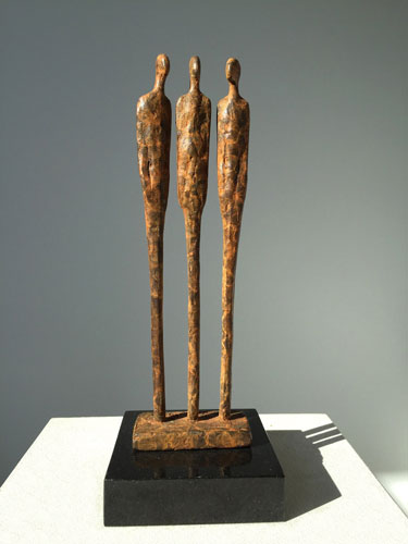 Bronzen beeldje communicatie, drie mensfiguren in brons Ragonda IJtsma kunst voor bedrijven